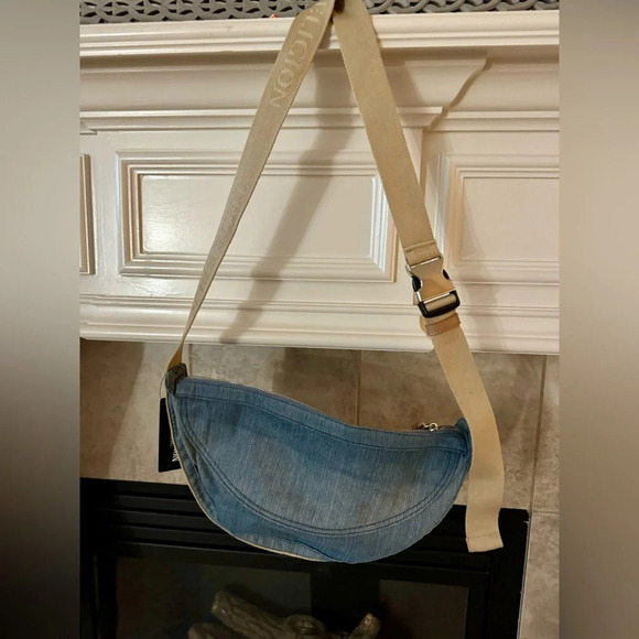 NWT True Religion Denim Hobo Style Crossbody with Adjustable Straps Y2K - Picture 4 of 8
